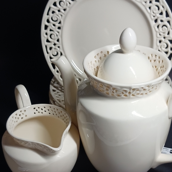 6p. lace edge set by I.Godinger & Co.: 4 dessert plates, creamer & 4-cup teapot - Picture 5 of 11